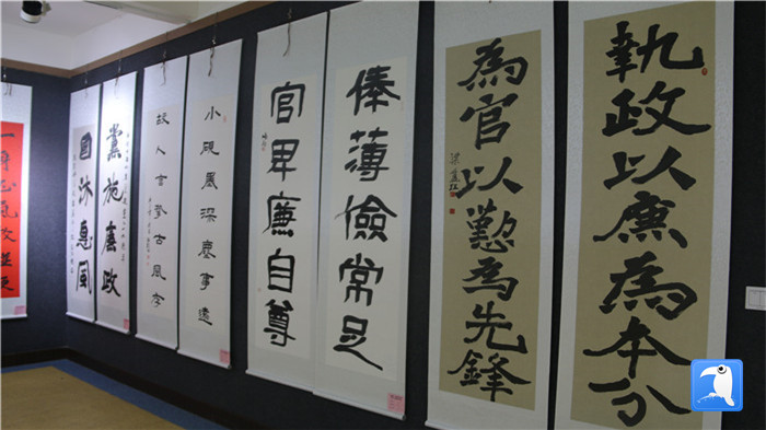 7月1日上午，定西市通渭縣紀委監(jiān)委舉辦“襄郡清風·喜迎建黨99周年”廉政文化書畫展，共同為黨的生日獻禮。_副本.jpg