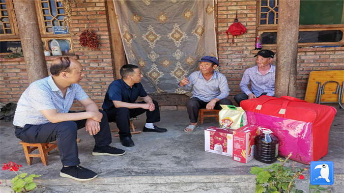 在建黨99周年來臨之際，隴南市禮縣紀委監(jiān)委在中壩鎮(zhèn)、三峪鄉(xiāng)開展“七一”慰問老黨員、困難黨員活動，為他們送去組織的關(guān)懷和節(jié)日的問候。_副本.jpg