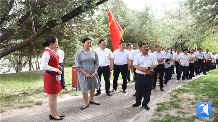7月1日，嘉峪關(guān)市紀委監(jiān)委機關(guān)黨委在迎賓湖絲路廉潔文化主題公園舉行慶祝黨建99周年迎“七一”主題黨日活動。_副本.jpg