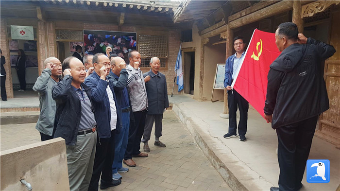7月1日，臨夏州紀委監(jiān)委機關(guān)黨總支組織退休黨支部部分黨員前往東鄉(xiāng)縣布楞溝村史館，開展主題黨日活動。_副本.jpg
