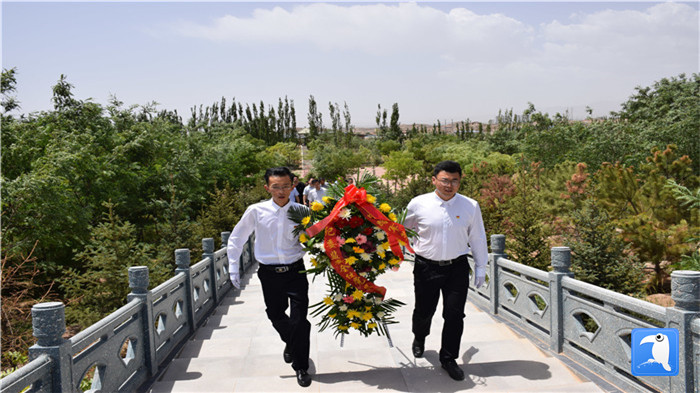 七一”前夕，白銀市紀委監(jiān)委機關(guān)黨委組織黨員來到紅軍西路軍景泰烈士陵園開展主題黨日活動。 朱鵬拍攝_副本.jpg