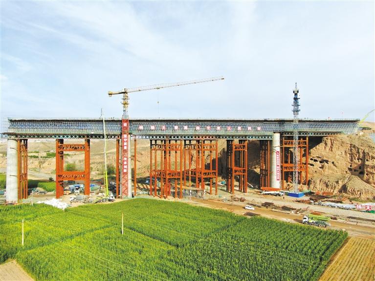 新建中蘭客專新墩特大橋成功跨越文物保護區(qū)