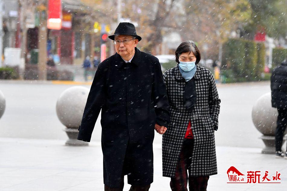 初雪來(lái)了！一起在天水街頭，共赴“白頭”！