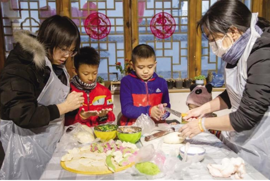包餃子 做花燈 歡樂過新年 晴望川研學(xué)親子活動其樂融融