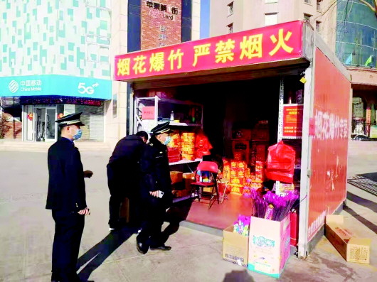 春節期間白銀城管整治違規占道經營煙花爆竹攤點25家