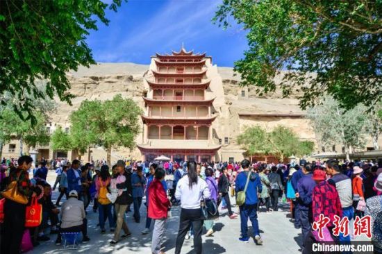 中國(guó)農(nóng)歷四月初八，敦煌民眾傳承歷史習(xí)俗，前往莫高窟燒香禮佛、祈福。(資料圖) 王斌銀 攝