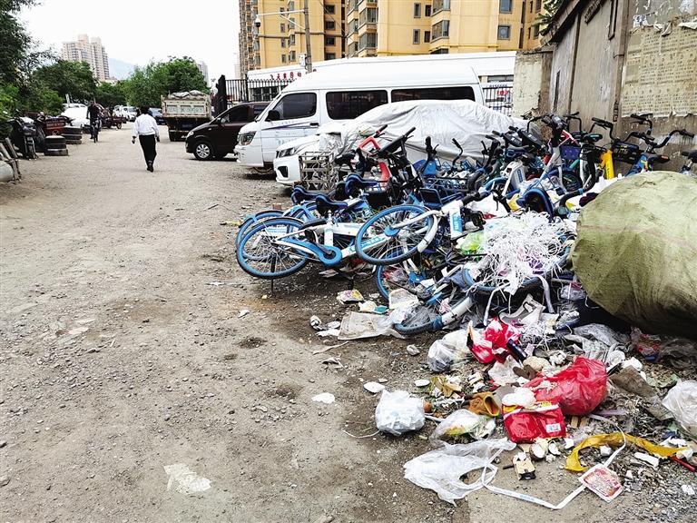 百米土路臟亂差，誰來管？經記者協調，社區組織志愿者進行了清理