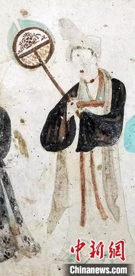 “一把小扇在手,笑對仲夏酷暑。”圖為莫高窟第468窟《執(zhí)團扇女供養(yǎng)人》(中唐)。 敦煌研究院供圖 “一把小扇在手,笑對仲夏酷暑。”圖為莫高窟第468窟《執(zhí)團扇女供養(yǎng)人》(中唐)。 敦煌研究院供圖