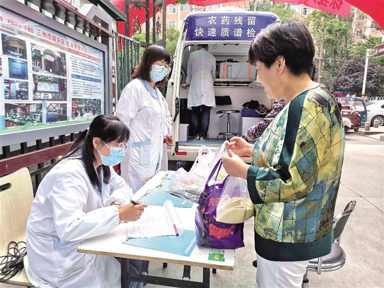 “你送我檢”現場查 食品安全有保障農藥殘留快檢車開進菜市場
