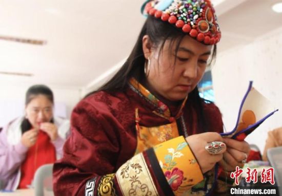 圖為裕固族婦女學習刺繡。 史靜靜 攝 圖為裕固族婦女學習刺繡。 史靜靜 攝