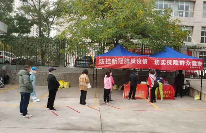 1634894095585926.jpg 城關(guān)區(qū)紀(jì)委監(jiān)委各監(jiān)督檢查組督促各街道核酸檢測點(diǎn)落實(shí)“一米線”制度。.jpg