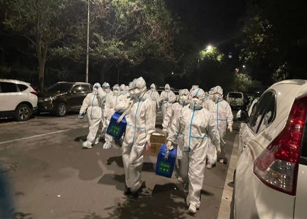 1634894155531378.jpg 安寧區(qū)紀(jì)委監(jiān)委協(xié)助醫(yī)護(hù)人員進(jìn)駐封閉小區(qū)開展核酸檢測.jpg