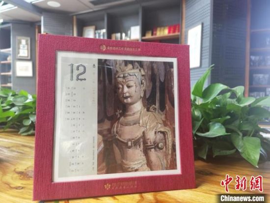 圖為徐晉林制作的敦煌題材的手工書《走進沙漠敦煌——莫高窟與藏書票藝術(shù)》,深受讀者喜愛。 閆姣 攝 圖為徐晉林制作的敦煌題材的手工書《走進沙漠敦煌——莫高窟與藏書票藝術(shù)》,深受讀者喜愛。 閆姣 攝