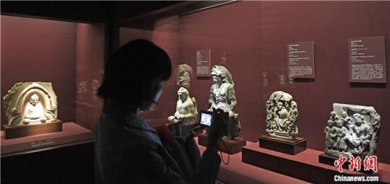 2018年8月，《平山郁夫的絲路世界——平山郁夫絲綢之路美術(shù)館文物展》在甘肅敦煌莫高窟開(kāi)展。中新社記者 楊艷敏 攝