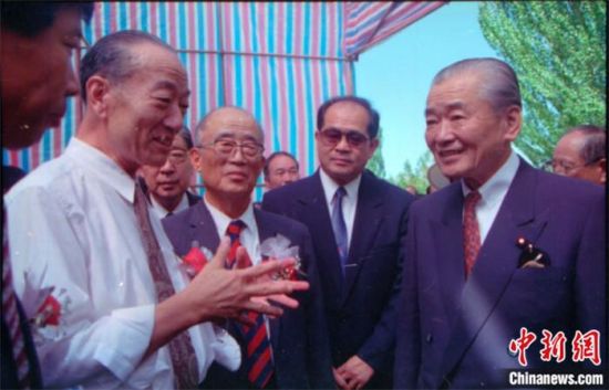 1994年8月，時(shí)任日本首相竹下登(右一)與時(shí)任敦煌研究院院長(zhǎng)段文杰在莫高窟親切交談。中新社發(fā) 婁婕 供圖