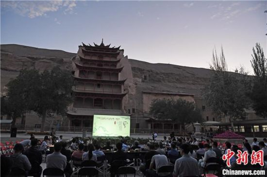 2018年8月，在敦煌莫高窟標(biāo)志性建筑“九層樓”前，《回顧平山郁夫先生的貢獻(xiàn)》座談會(huì)舉行。來(lái)自中日兩國(guó)的專家、學(xué)者共同懷念這位情系敦煌數(shù)十載的繪畫(huà)巨匠、中日友好的文化使者、世界文化遺產(chǎn)的守護(hù)者。中新社記者 楊艷敏 攝