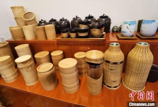 圖為展陳的一件件精致可愛的竹編農(nóng)具工藝品。 馮志軍 攝 圖為展陳的一件件精致可愛的竹編農(nóng)具工藝品。 馮志軍 攝