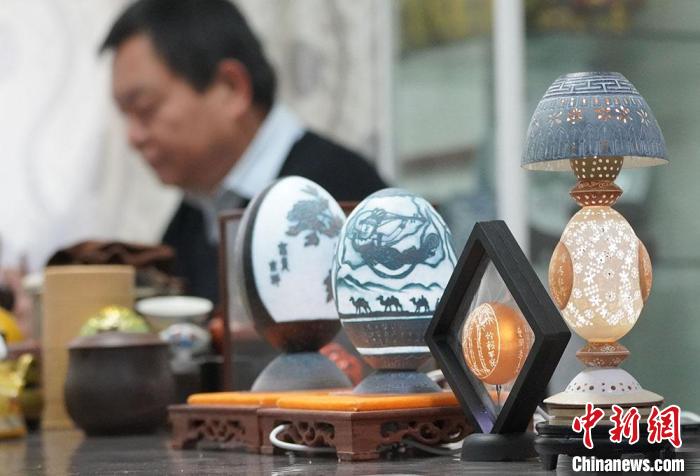 圖為吳義澤完成的蛋雕作品。　九美丹增 攝