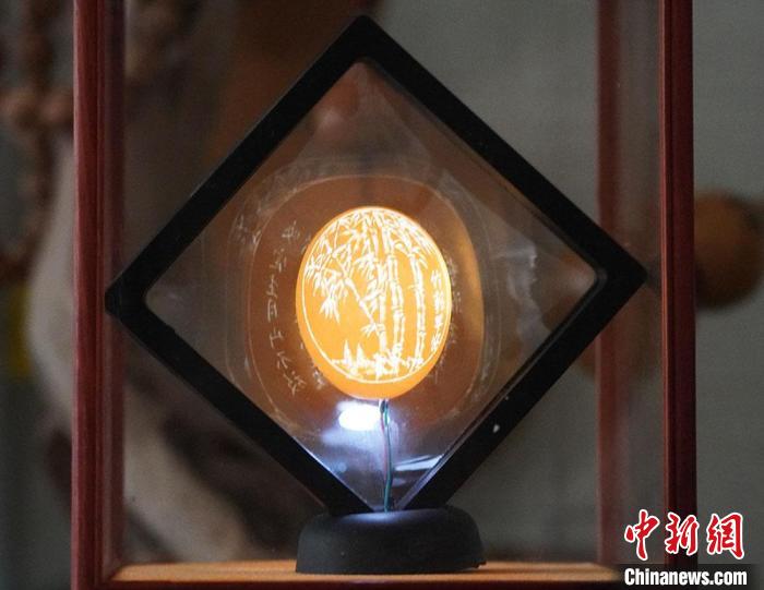 圖為吳義澤新包裝給蛋雕呈現立體感。　九美丹增 攝