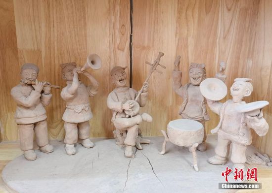 圖為泥塑作品展現(xiàn)人們娛樂場景。 劉玉桃 攝 圖為泥塑作品展現(xiàn)人們娛樂場景。 劉玉桃 攝