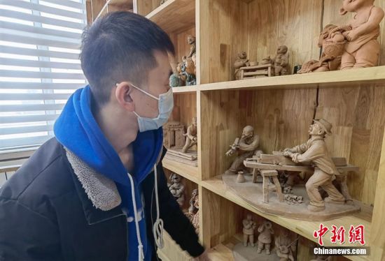 圖為學(xué)生欣賞泥塑作品。 劉玉桃 攝 圖為學(xué)生欣賞泥塑作品。 劉玉桃 攝