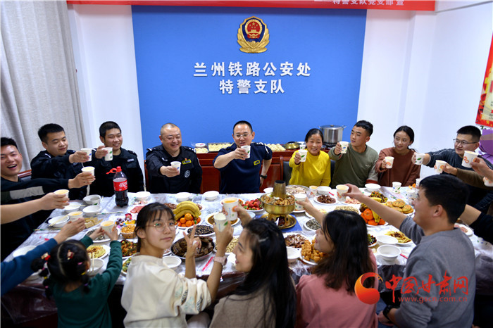 【新春走基層】媽媽來警營過大年 春節值守更溫暖