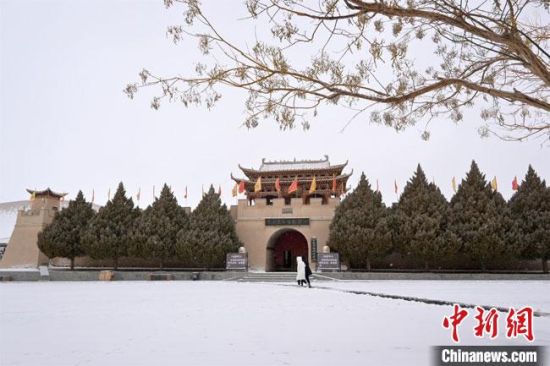 圖為2月17日，游人在鳴沙山月牙泉景區內體驗大漠雪景。　敦煌市文旅局供圖
