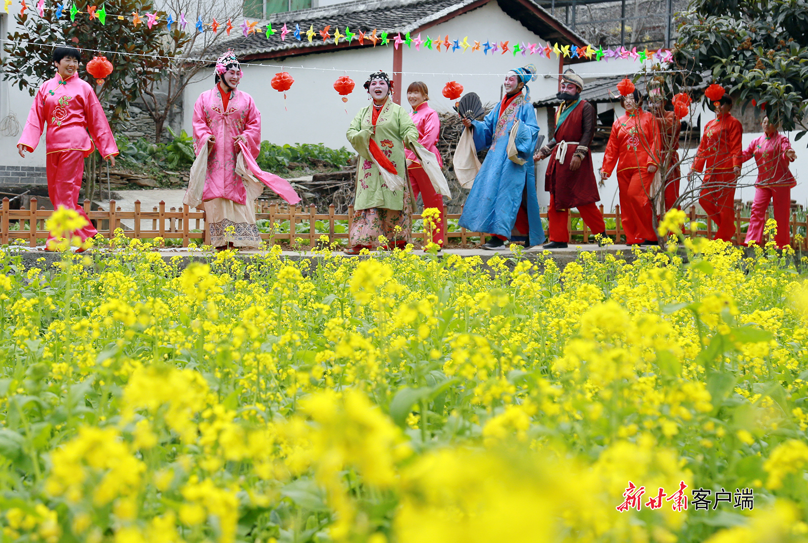 (圖片1)在玉壘坪村油菜花的田野巡游展演。