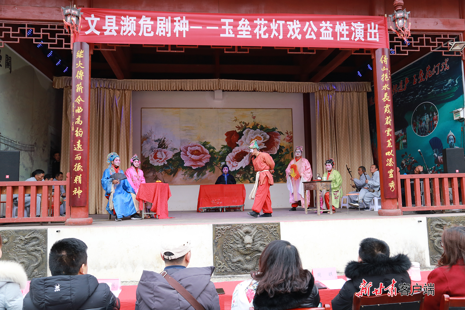 (圖片15)省藝術調研組在觀賞花燈戲展演。