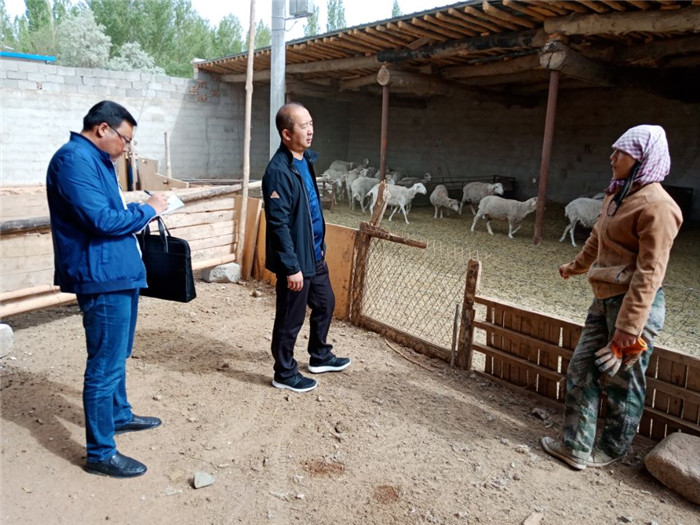 1652343355199228.jpg 巡察組在肅北縣黨城灣鎮東山村牧民家中開展入戶走訪.jpg