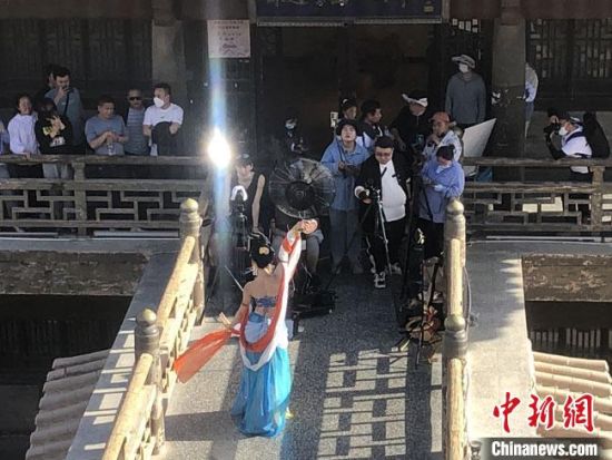 圖為5月以來,“奧大粒”直播現場引游客圍觀。 敦煌市委宣傳部供圖 圖為5月以來,“奧大粒”直播現場引游客圍觀。 敦煌市委宣傳部供圖