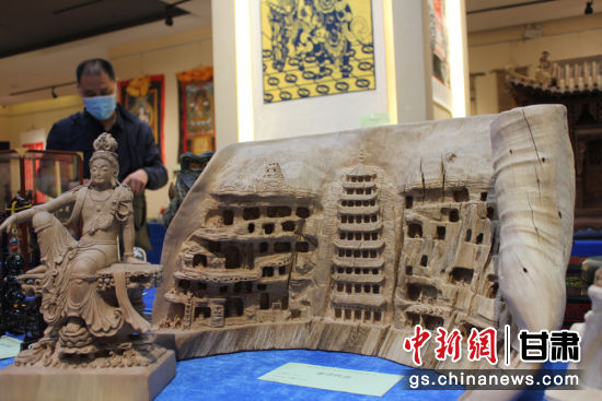 連日來,甘肅省工藝美術(shù)行業(yè)評審認定工作會議在蘭州舉行。圖為以敦煌莫高窟為題材的木雕作品《守護》。徐雪 攝 連日來,甘肅省工藝美術(shù)行業(yè)評審認定工作會議在蘭州舉行。圖為以敦煌莫高窟為題材的木雕作品《守護》。徐雪 攝