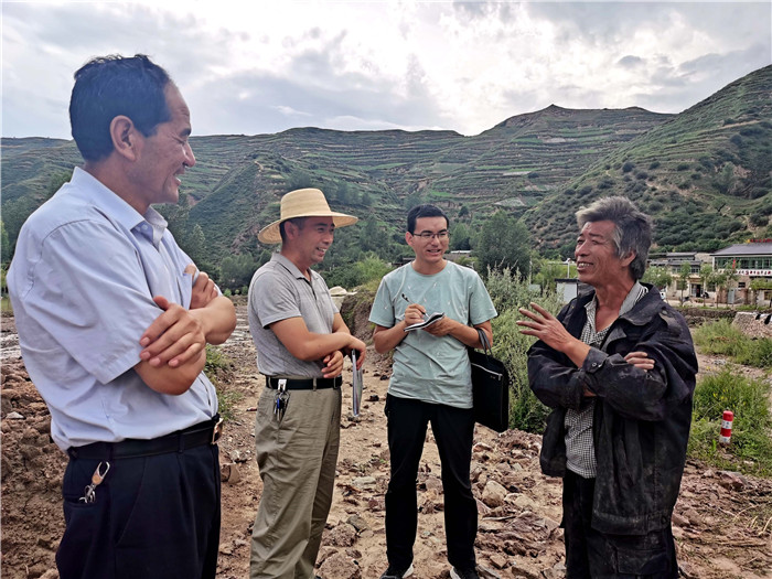 1652693971279145.jpg 2020年8月,市紀(jì)委監(jiān)委、岷縣紀(jì)委監(jiān)委組成聯(lián)合督查組,在岷縣中寨鎮(zhèn)塔溝村開展“十查十看”集中攻堅行動監(jiān)督檢查,點對點督促整改,推動補齊脫貧攻堅過程中的工作短板。.jpg