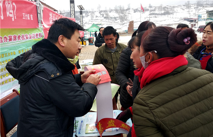 1652693932704887.jpg 2019年1月底,定西扶貧惠農(nóng)資金監(jiān)管網(wǎng)正式上線,渭源縣五竹鎮(zhèn)紀(jì)委在新春惠民活動上向群眾宣傳講解監(jiān)管網(wǎng)的功能.jpg