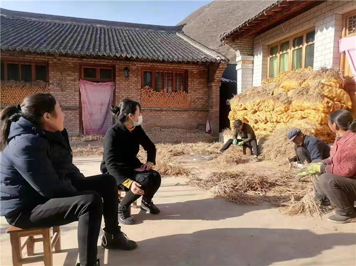 1652694161469928.jpg 漳縣紀(jì)委監(jiān)委著眼惠農(nóng)資金落實、產(chǎn)業(yè)增收、到戶項目落實、鄉(xiāng)村治理等開展專項監(jiān)督。圖為該縣紀(jì)委監(jiān)委紀(jì)檢監(jiān)察干部在四族鎮(zhèn)四族村走訪農(nóng)戶。.jpg