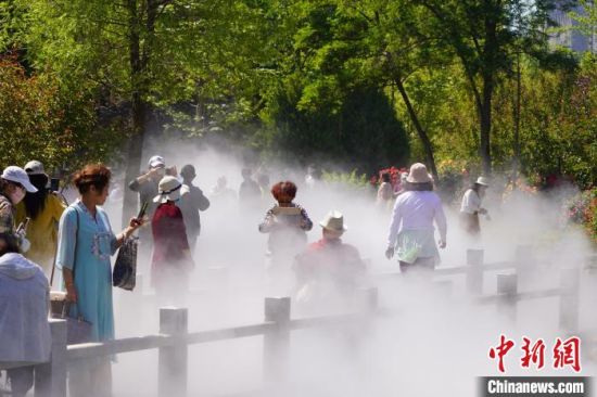 蘭州市寓言故事園化身“瑤池”仙境美景,吸引不少市民前來觀賞、拍照。 九美旦增 攝 蘭州市寓言故事園化身“瑤池”仙境美景,吸引不少市民前來觀賞、拍照。 九美旦增 攝