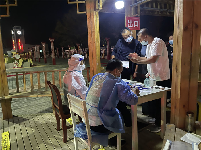臨夏州紀委監委督查組在廣河縣高速路口監督檢查疫情防控措施落實情況。.jpg