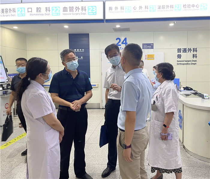 7月12日，甘肅省紀委監(jiān)委派駐省衛(wèi)健委紀檢監(jiān)察組紀檢監(jiān)察干部在蘭大二院門診開展疫情防控監(jiān)督檢查。魏雪 攝.jpg