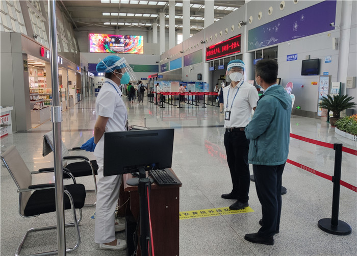 7月15日，金昌市金川區(qū)紀委監(jiān)委駐區(qū)委政法委紀檢監(jiān)察組在金昌機場監(jiān)督檢查疫情防控措施落實情況。王曉梅攝.jpg