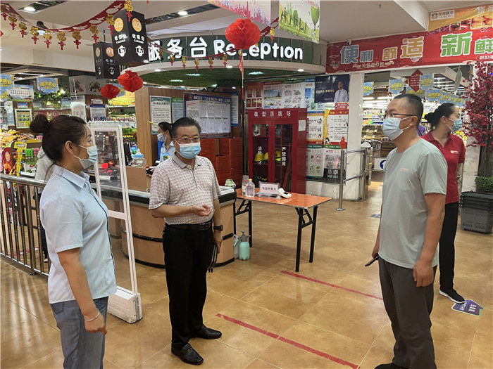 7月15日，酒泉市玉門市疫情防控督查組在隴商聯(lián)華超市監(jiān)督檢查疫情防控措施落實情況。 .jpg