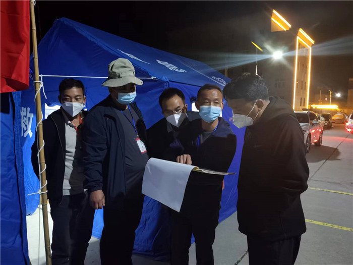 7月19日，甘南州瑪曲縣紀委監(jiān)委督查組在德吉小區(qū)卡點督導疫情防控工作。仲海濤 攝.jpg