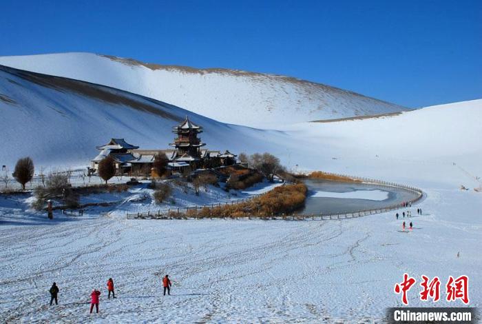 敦煌市鳴沙山月牙泉雪景如畫。(資料圖) 張曉亮 　攝