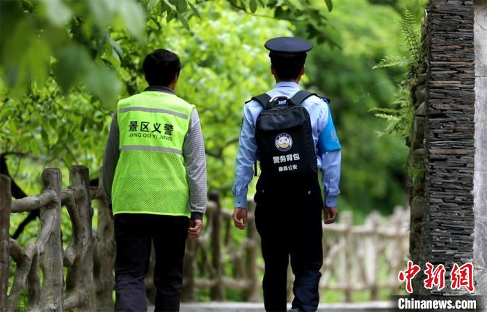 圖為民警背警務小包在轄區(qū)景區(qū)開展工作。(資料圖) 甘肅省公安廳供圖