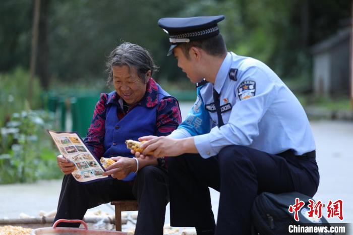 圖為民警背警務小包給民眾宣講政策。(資料圖) 甘肅省公安廳供圖