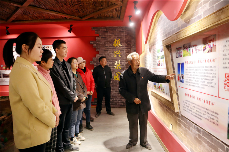 臨澤縣倪家營鎮梨園村老支書科保元在紅色記憶館向青年干部講述紅西路軍在梨園口浴血奮戰的故事.JPG