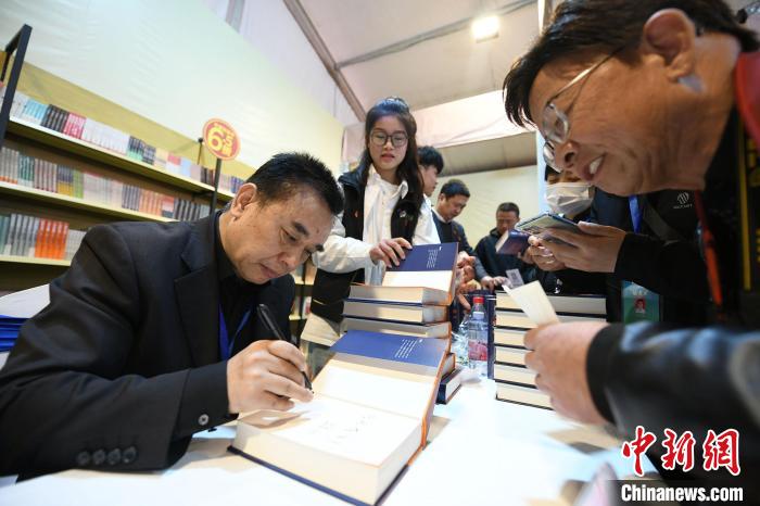 圖為作家王躍文現場簽名售書?！×赫赵?攝