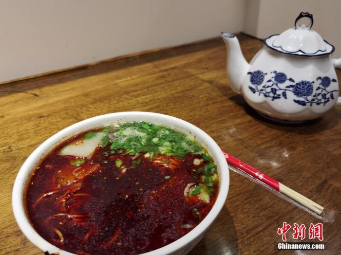 資料圖:蘭州牛肉面。 徐雪 攝 資料圖:蘭州牛肉面。 徐雪 攝