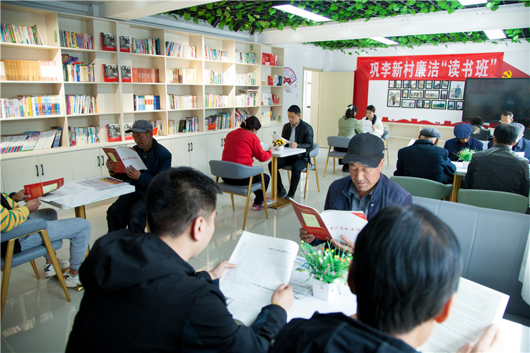 隴南市禮縣開展廉潔書籍進(jìn)農(nóng)家書屋活動，圖為羅壩鎮(zhèn)鞏李新村舉辦的“廉潔讀書班”。.jpg