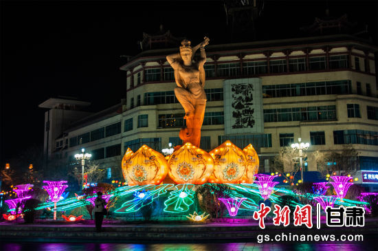 2024年春節期間，敦煌市中心盤旋路上的反彈琵琶燈組。王斌銀 攝