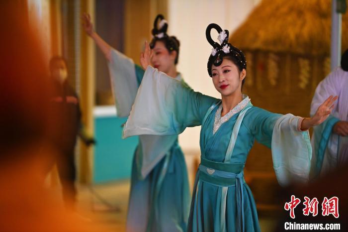 圖為工作人員進(jìn)行舞蹈表演。李亞龍 攝</p><p>